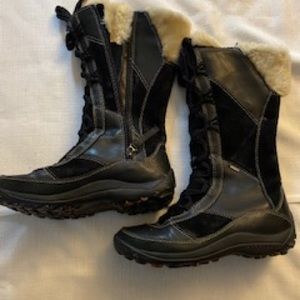 Lined warm winter boots.